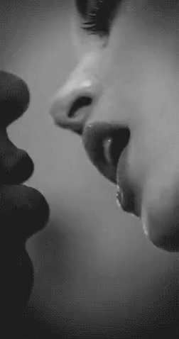 Make a gif. Гифки поцелуй. Страстный поцелуй с языком. Поцелуй с языком gif. Поцелуй с языком анимация.