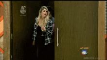 a woman standing in front of a door that says ao vivo on it