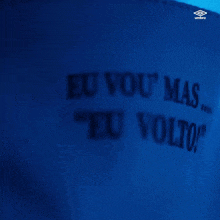 a man wearing a white shirt that says " eu vou " on the collar