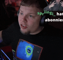 a man wearing headphones and a shirt that says springi-hat-abonner