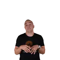 a man wearing a black t-shirt that says красивый маркетинг