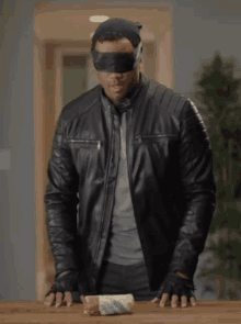 Russell Wilson Blindfolded GIF - Russell Wilson Blindfolded GIFs