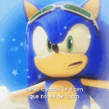 a picture of sonic the hedgehog with a caption that says sonic cuando le dicen que no es de thom