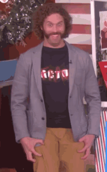 a man with a beard is wearing a shirt that says retto on it