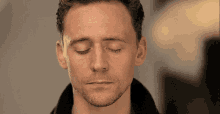 tom hiddleston blink eyes open