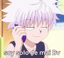 a boy with white hair is talking on a cell phone with the words soy solo de mai bv written below him
