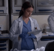 Greys Anatomy Jules Millin GIF - Greys Anatomy Jules Millin Using Ipad GIFs