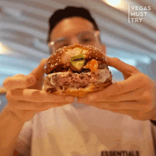 Look At This Burger Jorge Martinez GIF - Look At This Burger Jorge Martinez Vegas Must Try GIFs