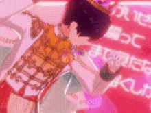 a man in a crown is standing in front of a pink background with chinese writing .