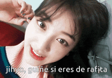 a close up of a woman 's face with the words jihyo guine si eres de rafita in the corner