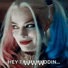 harley quinn from suicide squad smiles and says hey twwwddin