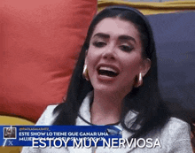 a woman is laughing with the words " estoy muy nerviosa " on the bottom