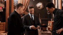 Get Caught Up On Svu Catch Up GIF - Get Caught Up On Svu Catch Up Texting GIFs