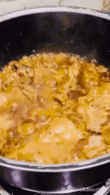 a pot of food is cooking on a stove with the website elideo.com visible