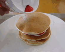 パンケーキ食べたい 朝ごはん　甘いもの　メイプルシロップ GIF - Pancake Strawberry Pancake GIFs