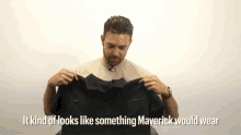 It Looks Like Something Maverick Would Wear Maverick GIF - It Looks Like Something Maverick Would Wear Maverick Trendsetter GIFs