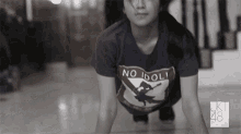a girl wearing a shirt that says no idoli on it