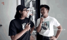Menyikut Duo Budjang GIF - Menyikut Duo Budjang Gunz Hip Hop GIFs