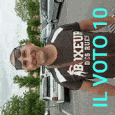 a man wearing a boxeur des rues shirt is smiling