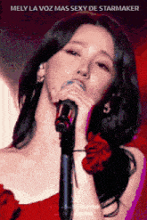 a woman singing into a microphone with the words mely la voz mas sexy de starmaker