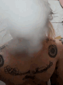 a person with a tattoo on their back that says ' esperanza '