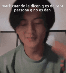 a close up of a person 's face with the words mark cuando le dicen q es de otra persona q no es dan on the bottom