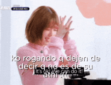 a girl in a pink sweater with the words " ko rogando q dejen de decir q no es de su "