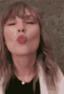 Taylor Swift GIF - Taylor Swift Kisses GIFs