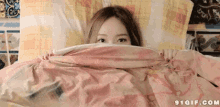 棉被 偷看 睡覺 床上 呵呵 害羞 裝可愛 GIF - Blanket Peeking In Bed GIFs