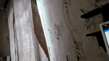 a white curtain is hanging on a wall next to a screen that says ' app master ' on it