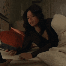 a woman is laying on a bed with the hashtag ritualyas