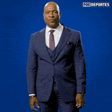 a man in a suit and tie with fox deportes written on the top