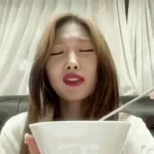 Kim Sihyeon Eat GIF - Kim Sihyeon Eat Everglow GIFs