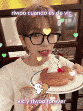 a person wearing glasses is holding a plate of food with the words riwoo cuando es de vic