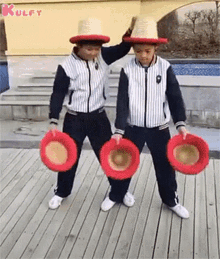 Its Going Round And Round Gif GIF - Its Going Round And Round Gif Hat Rounding GIFs