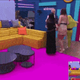 a room with a couch and a sign that says klasa