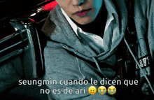seungmin cuando le dicen que no es de ari is written above a person 's face