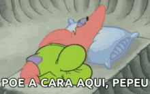 a cartoon of patrick star laying on a bed with the words poe a cara aqui pepeu above him
