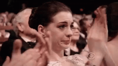 Anne Hathaway aplade emocionada