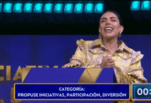 a woman stands in front of a podium that says categoria on it