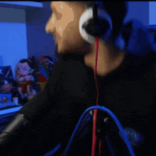 a blurry picture of a man wearing headphones and a black shirt that says ' sd ' on it