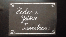 a chalkboard with the words hadassa ystävä tunnetaan written in white chalk