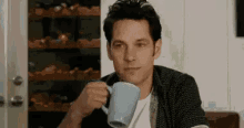 Hombre Tomando El Cafe Haciendo Rostro De Que Esta Deacuerdo GIF - Si Aja Seguro De Acuerdo GIFs