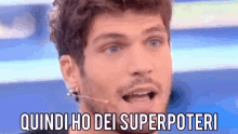 a man wearing a microphone with the words quindi ho dei superpoteri written below him