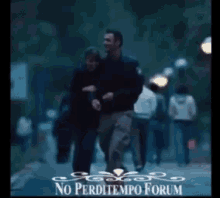 a man and woman are walking down a street with the words no perditempo forum on the bottom right