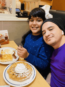 Papa E Hija Desayunando Con Hija GIF
