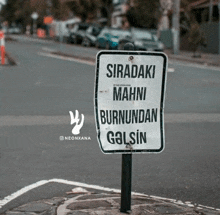a sign that says siradi mahni burnundan galsin on it