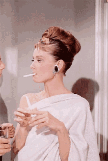 Audrey Hepburn Smoking GIF - Audrey Hepburn Smoking GIFs