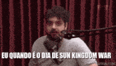 a man is talking into a microphone with the words eu quando e o dia de sun kingdom war written below him
