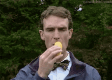 Bill Nye Enjoying A Twinkie GIF - Bill Nye Twinkie Yum GIFs